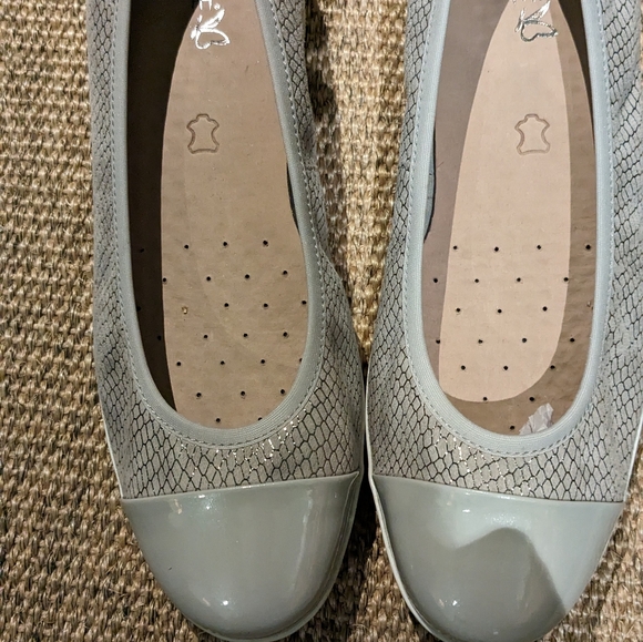 Spring Shoes ( never worn out) - Picture 2 of 5